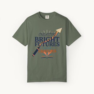 Maglietta per maestre d'asilo / Creare un futuro luminoso con i pastelli / Regalo per insegnanti Comfort Colors® / Ritorno a scuola Moss