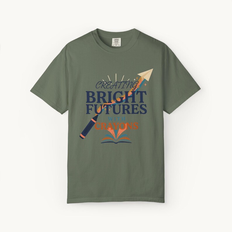 Maglietta per maestre d'asilo / Creare un futuro luminoso con i pastelli / Regalo per insegnanti Comfort Colors® / Ritorno a scuola Moss