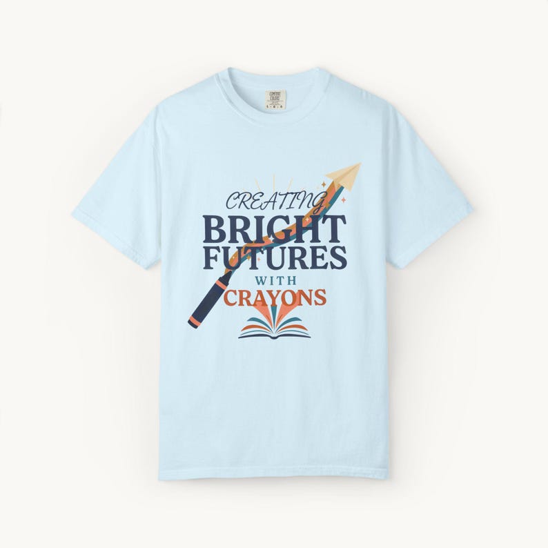 Maglietta per maestre d'asilo / Creare un futuro luminoso con i pastelli / Regalo per insegnanti Comfort Colors® / Ritorno a scuola Chambray
