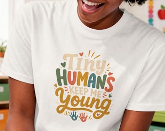 Maglietta "Tiny Humans Keep Me Young" / Design giocoso con impronte di mani di bambini / Insegnante di scuola materna