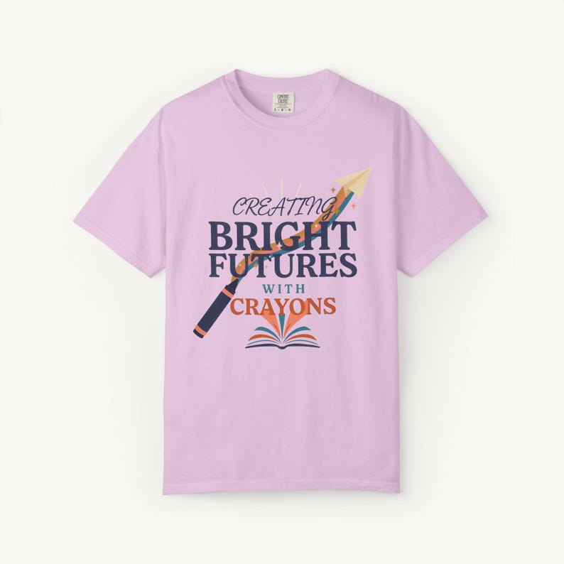 Maglietta per maestre d'asilo / Creare un futuro luminoso con i pastelli / Regalo per insegnanti Comfort Colors® / Ritorno a scuola Orchid