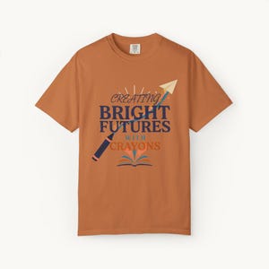 Maglietta per maestre d'asilo / Creare un futuro luminoso con i pastelli / Regalo per insegnanti Comfort Colors® / Ritorno a scuola Yam