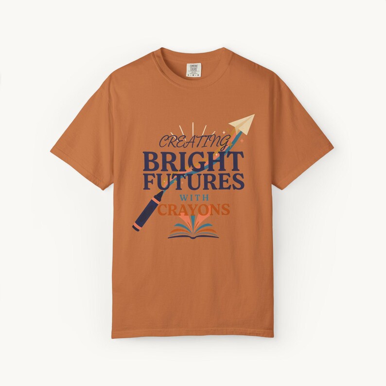 Maglietta per maestre d'asilo / Creare un futuro luminoso con i pastelli / Regalo per insegnanti Comfort Colors® / Ritorno a scuola Yam