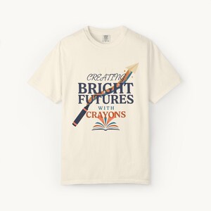 Maglietta per maestre d'asilo / Creare un futuro luminoso con i pastelli / Regalo per insegnanti Comfort Colors® / Ritorno a scuola Ivory