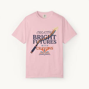Maglietta per maestre d'asilo / Creare un futuro luminoso con i pastelli / Regalo per insegnanti Comfort Colors® / Ritorno a scuola Blossom