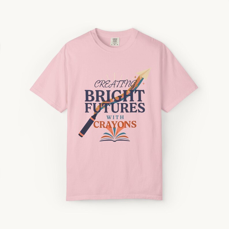 Maglietta per maestre d'asilo / Creare un futuro luminoso con i pastelli / Regalo per insegnanti Comfort Colors® / Ritorno a scuola Blossom