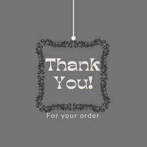 Puede incluir: Un letrero rectangular gris colgante con un borde negro de filigrana ornamentada. El texto Thank You! est&aacute; impreso en letras blancas grandes en el centro, con el texto blanco m&aacute;s peque&ntilde;o For your order debajo del marco.