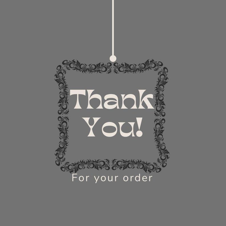 Puede incluir: Un letrero rectangular gris colgante con un borde negro de filigrana ornamentada. El texto Thank You! est&aacute; impreso en letras blancas grandes en el centro, con el texto blanco m&aacute;s peque&ntilde;o For your order debajo del marco.