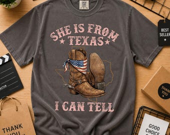 Camiseta Comfort Colors Ella es de Texas, puedo decirlo. Divertida chica con mapa y bandera de Texas para mujer.
