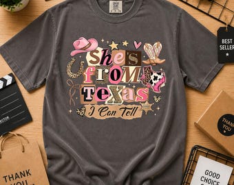 Camiseta Comfort Colors Ella es de Texas, puedo decirlo. Divertida chica con mapa y bandera de Texas para mujer.