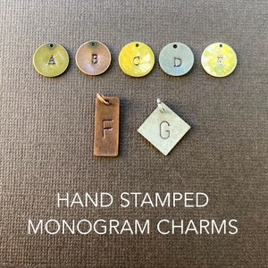 Dije inicial para collar, joyería estampada a mano, dije de pulsera monogramado hecho a mano, dije de letra de plata personalizado para collar, dijes de letras