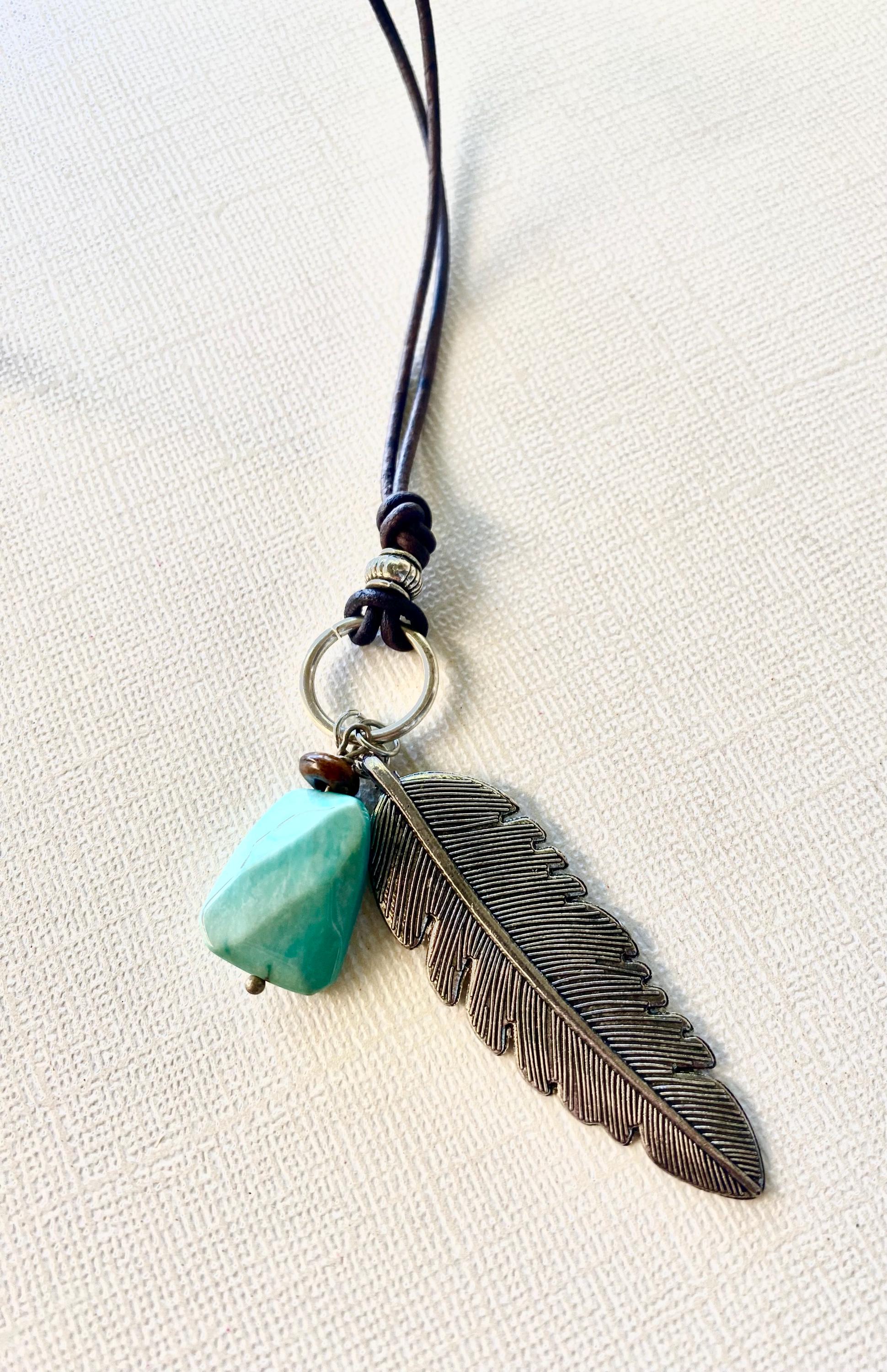 Collana con ciondolo a forma di piuma in argento