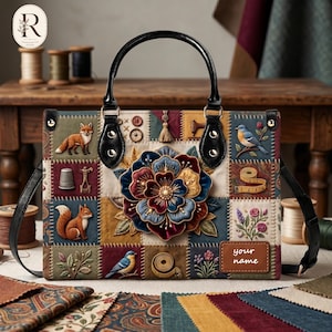 Puede incluir: Un bolso rectangular con diseño de patchwork y una gran aplicación floral central. El bolso muestra ilustraciones de un zorro, una ardilla, pájaros, herramientas de costura y flores. Incluye asas negras y una etiqueta con el texto your name.