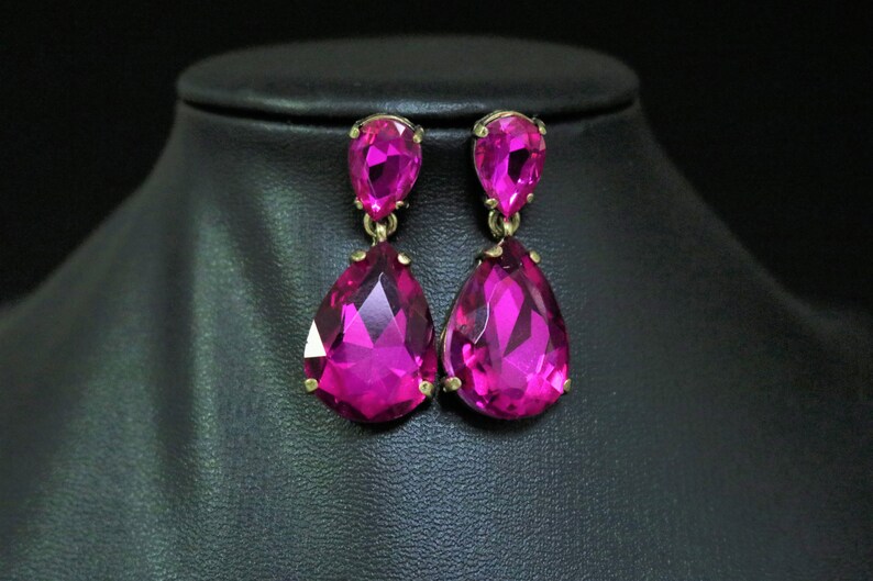 MINI SPIKE RUBBERIZED EARRINGS / fuchsia