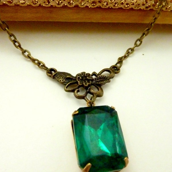 Emerald Green Necklace May Birthstone Vintage Rhinestone Estate Style jewelry