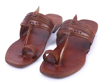 Sandalias Kolhapuri Vintage de cuero para mujer – Color tostado con suela antideslizante en el talón.