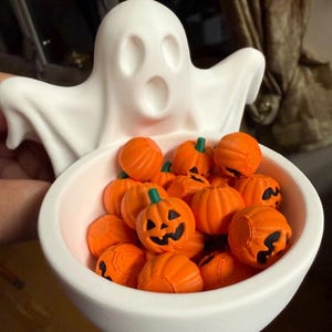 25 minidekorationspumpor – 1,5 cm små Halloweenpumpor – Höstdekor, dockhus, miniatyrscen, pysselmaterial