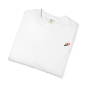 Liten t-shirt med nejlikamotiv på bröstet | Minimalistisk pixelkonst-t-shirt med blommönster