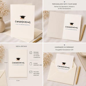 Puede incluir: Una tarjeta de felicitación plegada de color blanco roto con una ilustración de un birrete negro y el texto "CONGRATULATIONS" con un nombre debajo. La tarjeta mide 12 cm por 17 cm, es de cartulina texturizada e incluye un sobre a juego.