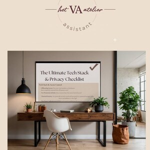 Op de afbeelding: Een ingelijste wandkunstprint met de titel The Ultimate Tech Stack & Privacy Checklist met een vinkje, geplaatst boven een houten bureau met zwarte metalen poten, een witte stoel, een zwarte hanglamp en een kamerplant in een pot.