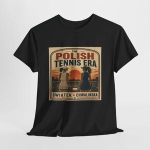 Może przedstawiać: Czarny t-shirt z krótkim rękawem z nadrukiem graficznym przedstawiającym dwoje tenisistów na korcie o zachodzie słońca. Tekst głosi THE POLISH TENNIS ERA oraz ŚWIĄTEK CHWALIŃSKA. Projekt zawiera małą ikonę polskiej flagi między postaciami.
