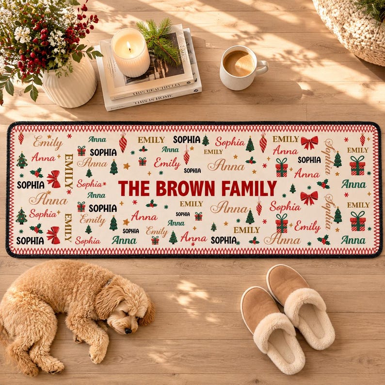 Puede incluir: Una alfombra rectangular de fondo crema con un patr&oacute;n navide&ntilde;o repetitivo de lazos rojos, &aacute;rboles verdes y cajas de regalo. El texto THE BROWN FAMILY est&aacute; centrado, rodeado por los nombres Emily, Sophia y Anna en diversas tipograf&iacute;as.