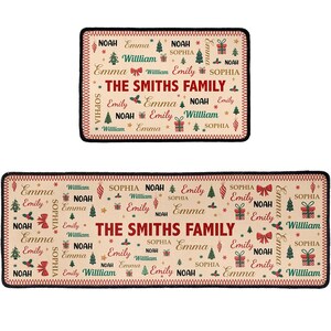 Puede incluir: Dos alfombrillas rectangulares con fondo crema, que presentan el texto rojo THE SMITHS FAMILY rodeado por los nombres Noah, Emma, William, Emily y Sophia, intercalados con &aacute;rboles de Navidad, cajas de regalo y lazos rojos.