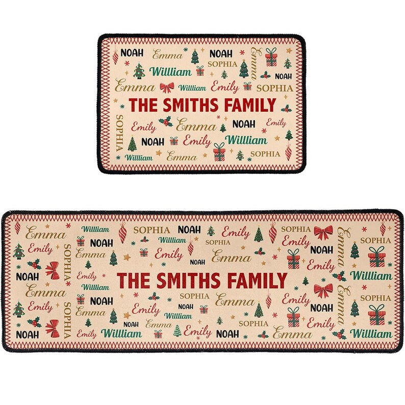 Puede incluir: Dos alfombrillas rectangulares con fondo crema, que presentan el texto rojo THE SMITHS FAMILY rodeado por los nombres Noah, Emma, William, Emily y Sophia, intercalados con &aacute;rboles de Navidad, cajas de regalo y lazos rojos.