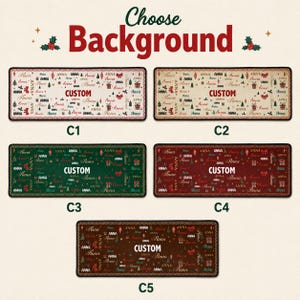 Puede incluir: Cinco alfombrillas de escritorio rectangulares etiquetadas de C1 a C5, cada una con un patr&oacute;n navide&ntilde;o repetitivo del nombre Anna, &aacute;rboles, regalos y lazos. Las alfombrillas vienen en fondos crema, verde, rojo y marr&oacute;n oscuro con la palabra CUSTOM.