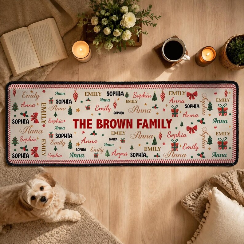 Puede incluir: Una alfombrilla rectangular con tem&aacute;tica navide&ntilde;a que presenta el texto THE BROWN FAMILY en rojo, rodeado de nombres repetidos Emily, Anna y Sophia en varias fuentes y colores, intercalados con peque&ntilde;os &aacute;rboles de Navidad e iconos de regalos.