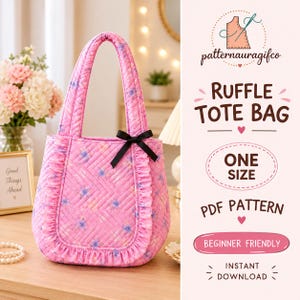 以下が含まれることがあります： 青い花柄のキルティングピンクのトートバッグ。フロントパネルにフリルがあしらわれ、小さな黒いリボンが付いています。右側のテキストは「patternauragifco, RUFFLE TOTE BAG, ONE SIZE, PDF PATTERN, BEGINNER FRIENDLY, INSTANT DOWNLOAD」です。