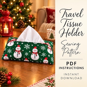 Puede incluir: Un soporte de tela rectangular para pañuelos con fondo verde y un patrón repetitivo de muñecos de nieve blancos con bufandas y gorros rojos, entre copos de nieve blancos. El texto dice Travel Tissue Holder Sewing Pattern PDF INSTRUCTIONS INSTANT DOWNLOAD.
