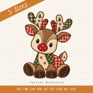 Könnte beinhalten: Ein digitales Stickmuster eines Rentiers mit Patchwork-Mustern in Rot, Grün und Beige. Das Rentier hat ein großes Geweih, eine rote Nase und sichtbare Steppnähte. Der Text umfasst 5 Sizes, Instant Download und DST CND EXP HUS JEF PES SEW VP3 XXX.