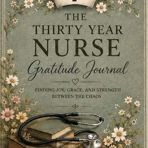 Könnte beinhalten: Ein Buch mit dem Titel The Thirty Year Nurse Gratitude Journal mit salbeigrünem Einband, einer Krankenschwesterhaube, weißen Blumen und einem schwarzen Stethoskop auf einem Bücherstapel. Der Text nennt die Autorin Billie Jean Nickas, BSN, RN.