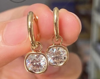 Orecchini a cerchio con moissanite taglio rotondo / Orecchini pendenti con castone / Orecchini a cerchio minimalisti in oro / Regalo di lusso per tutti i giorni per le donne