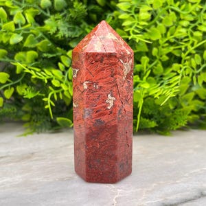 Kryształowa wieża Poppy Jasper, wzory w kolorze czerwonym i czarnym | 185 gr | wysokość 9,2 cm