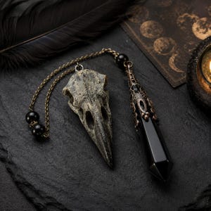 Pendolo in cristallo di ossidiana nera, strumento di rabdomanzia con teschio di corvo, pendolo per divinazione Reiki, catena spirituale gotica vintage, regalo da strega per lei