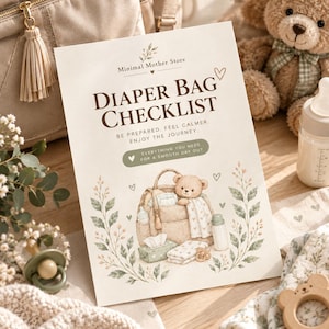 Può includere: Una lista di controllo su carta color crema intitolata Diaper Bag Checklist con testo marrone e un'illustrazione ad acquerello di un orsacchiotto in una borsa. Il documento include il testo Minimal Mother Store, Be prepared. Feel calmer. Enjoy the journey, e Everything you need for a smooth day out, circondato da accenti floreali.