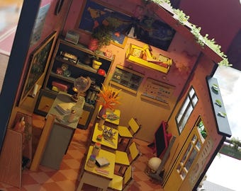 Modellino in miniatura di un'aula scolastica vintage con illuminazione a LED - Diorama fatto a mano, angolo scolastico retrò, decorazione unica per la biblioteca
