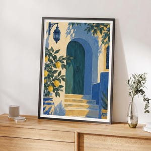 Puede incluir: Una lámina de arte enmarcada que muestra una escena mediterránea con una puerta arqueada de color verde azulado oscuro, escalones de piedra amarillos y un limonero en maceta con frutos amarillos. Un farol negro cuelga sobre la puerta.