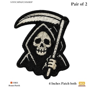 Puede incluir: Un par de parches bordados con un personaje de la parca en hilo negro y blanco hueso. El diseño muestra una figura encapuchada sosteniendo una guadaña. El texto STITCHPATCHSHOP, Pair of 2 y 4 Inches Patch both es visible en la imagen.