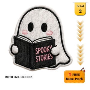 Op de afbeelding: Een set van twee geborduurde patches, elk 7,62 cm groot, met een witte geest met zwarte ogen en roze wangen die een open zwart boek vasthoudt met de roze tekst SPOOKY STORIES op de kaft, omlijnd met een dikke zwarte rand.