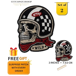 Può includere: Un set di due toppe ricamate raffiguranti un teschio che indossa un casco da moto a scacchi bianchi e neri con una bandana rossa intorno al collo. Il casco presenta un ovale rosso con il testo STAY e un banner sottostante con il testo WILD. Le toppe misurano 7,62 cm.