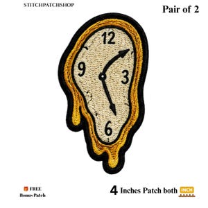 Puede incluir: Un parche bordado con un diseño de reloj derritiéndose, esfera color crema, números negros y manecillas negras. El borde es de hilo negro grueso con un contorno amarillo dorado. El texto STITCHPATCHSHOP, Pair of 2 y 4 Inches Patch both es visible.