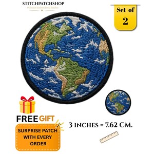 Pode incluir: Um emblema bordado circular apresentando um mapa detalhado da Terra com oceanos azuis, massas de terra verdes e nuvens brancas, contornado por uma borda preta. O emblema mede 7,62 cm de diâmetro, conforme indicado pelo texto visível.