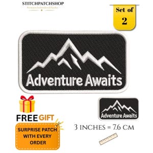 Può includere: Una toppa ricamata rettangolare con un grafico di una catena montuosa bianca su sfondo nero con il testo Adventure Awaits in bianco. Il set include due toppe, ciascuna larga 7,6 cm. È presente anche un'icona a forma di pacco regalo.