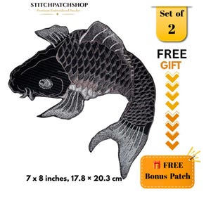 Könnte beinhalten: Ein bestickter Koi-Fisch-Aufnäher mit schwarzem, grauem und weißem Garn. Der Fisch ist in einer geschwungenen Schwimmbewegung mit detaillierten Schuppen und Flossen dargestellt. Die Maße betragen 17,8 x 20,3 cm. Text: STITCHPATCHSHOP.