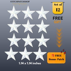 Op de afbeelding: Een set van 12 witte, stervormige geborduurde patches gerangschikt in een raster. Elke patch meet 2,9 x 2,9 cm. De afbeelding bevat de tekst Set of 12, FREE GIFT en FREE Bonus Patch, samen met oranje pijlen die naar beneden wijzen.