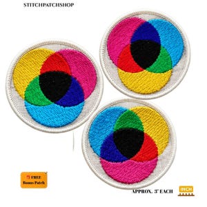 Puede incluir: Tres parches bordados circulares con un diseño de diagrama de Venn con círculos superpuestos en amarillo, magenta y cian, creando un centro negro. Cada parche mide aproximadamente 7,62 cm de diámetro. El texto dice STITCHPATCHSHOP.