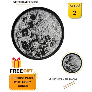Puede incluir: Un parche bordado circular con un diseño detallado de la luna en hilo blanco sobre fondo negro. El parche mide 10,16 cm de diámetro. El texto STITCHPATCHSHOP y Set of 2 son visibles, junto con una nota sobre un parche sorpresa gratuito.